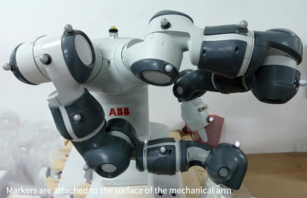 Motion capture markers are pasted on the Dual-arm robot