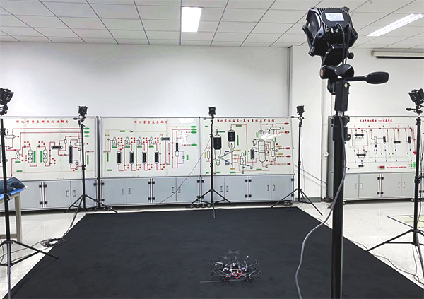 the motion capture system captures the pose data of the quadrotor robot through markers